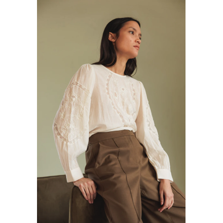 Blouse brodée romantique